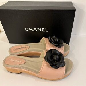 🩷🖤💛 Chanel Pink and Black Camilla w/ CC logo wooden clogs slides New Vintage!